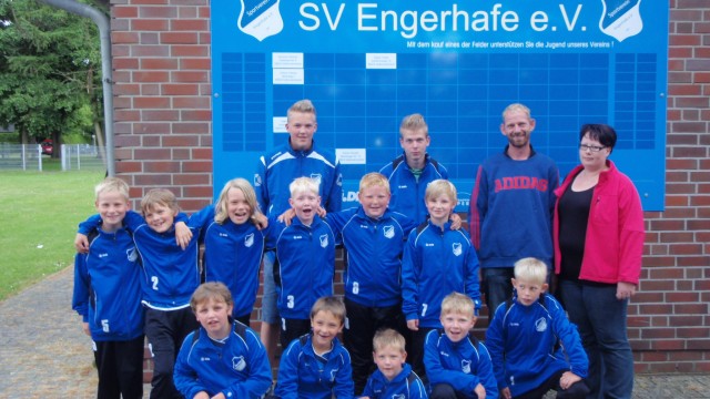 F-Jugend freut sich über neue Trainingsanzüge